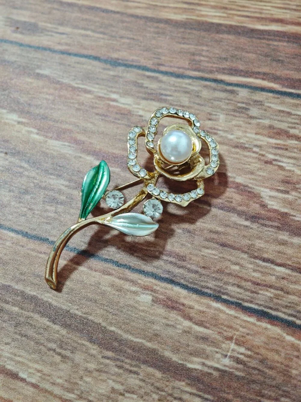 Gold-Tone Pearl & Crystal Flower Brooch – Elegant Floral Pin in Gold and Green